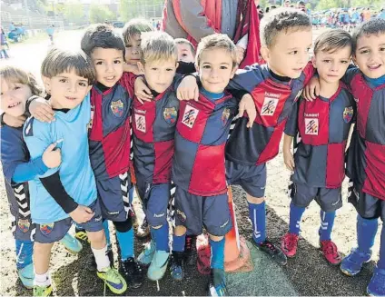  ?? FOTOS: MANEL MONTILLA ?? El CE Mercantil és un club centenari que està agermanat amb el Can Rull a la ciutat de Sabadell i del que han sortit diversos jugadors que han passat per la Primera Divisió