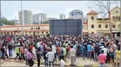  ??  ?? Hundreds of migrants stranded due to lockdown gather at the Central railway station, in Mangaluru