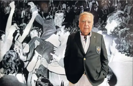  ??  ?? LEYENDA. Pedro Ferrándiz, con la chaqueta del Hall of Fame, posa delante de una fotografía de cuando era entrenador del Madrid.