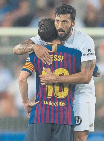  ?? FOTO: PERE PUNTÍ ?? Duelo de titanes Messi y Garay fueron los goleadores del Valencia-Barça y libraron una bonita batalla