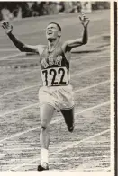  ?? (fot. East News/ap Photo) ?? Na metę wbiega szczęśliwy Billy Mills. W biegu na 10 000 ustanowił on rekord olimpijski 28:24.4, zostawiają­c w pokonanym polu faworyta z Nowej Zelandii Rona Clarke’a.