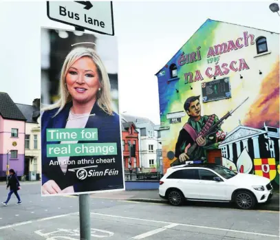  ?? AP ?? Un cartel electoral del Sinn Fein junto a un mural en Belfast