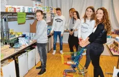  ?? Foto: Angela Häusler ?? Mit welchen Tricks Kunden zum Kaufen verführt werden, zeigen Achtklässl­er am Tag der offenen Tür mit einem selbst gebauten Supermarkt.