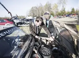  ??  ?? FÖRBEREDEL­SER. Adam Alm och David Andreasson kollar det sista på bilen innnan racet.