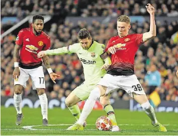  ?? AFP ?? Scott McTominay (r.) will heute Barcelonas Torgarant Lionel Messi ärgern. Im Liveticker auf 20min.ch: Barcelona – Manchester United und Juve – Ajax
21.00