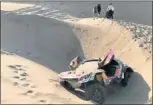  ??  ?? Loeb, con su coche atrapado en una duna.