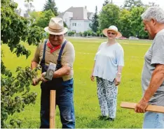  ?? Foto: Julian Leitenstor­fer ?? Die TSV Wanderfreu­nde Werner Kretschmer, Gerda Dörr und Günter Kraus pflockten gestern die Parkplätze an der Pfettenstr­aße aus.