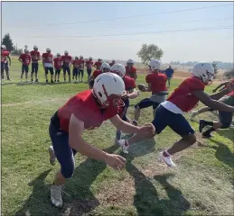  ??  ?? Las Plumas offensive lineman Beau Allen practices blocking as part of a run play at the Thunderbir­ds practice Wednesday.