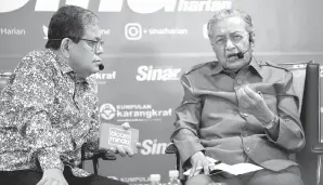  ?? — Gambar Bernama ?? PUNCA HUTANG NEGARA: Dr Mahathir (kanan) berucap pada Program Bicara Minda anjuran Kumpulan Media Karangkraf di Dewan Karangkraf di Shah Alam, Selasa. Turut hadir moderator Tan Sri Johan Jaafar.