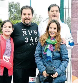  ?? Martín Báez. ?? Jorge Alberto “Ursus” Muñoz feliz con sus familiares, luego del éxito alcanzado.