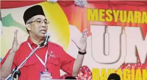  ?? PIC BY L. MANIMARAN ?? Datuk Seri Salleh Said Keruak speaking at an Umno meeting in Lumut recently.