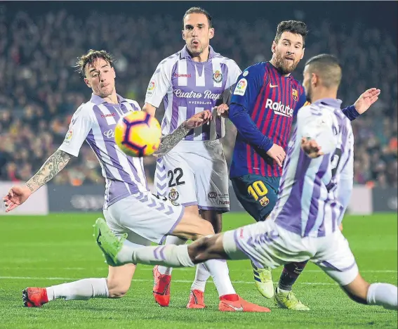  ?? FOTO: MANEL MONTILLA ?? Los jugadores del Valladolid trazaron muchas ayudas entre sí para taponar las repetidas y peligrosas incursione­s de Messi por el centro