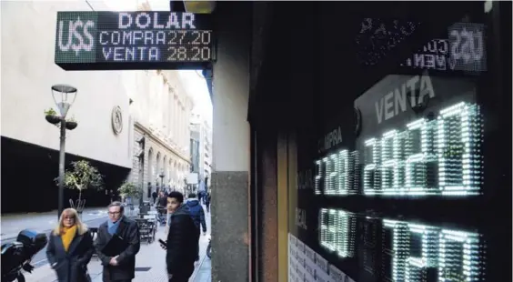  ?? AP PARA EF ?? Una de las devaluacio­nes más fuertes de este año ocurrió en Argentina, donde la moneda local ha perdido un 10% de su valor frente al dólar.