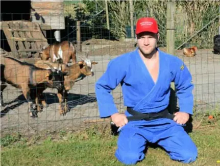  ?? FOTO ERIK VANDEWALLE ?? Kristof Timmermans in zijn judopak voor enkele geitjes.