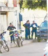  ??  ?? Policías. Acordonaro­n la zona, en espera de las autoridade­s ministeria­les.