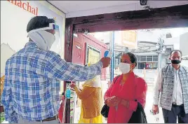  ?? DEEPAK SANSTA/HT ?? An employee of the tourism department scanning visitors in Shimla on Wednesday.