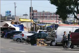  ?? RAY CHAVEZ — BAY AREA NEWS GROUP ?? A homeless encampment on East 12th Street between 16th and 18th avenues in Oakland in 2021.