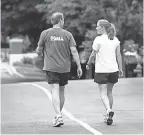  ??  ?? Vice President Al Gore and daughter Kristin prepare to go jogging on the grounds of the Naval Observator­y in 1996. LARRY MCCORMACK/THE TENNESSEAN/USA TODAY NETWORK