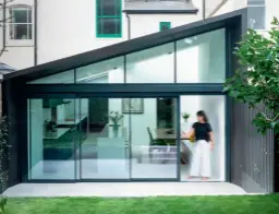 ??  ?? Above: Idsystems’ THEEDGE 2.0 sliders give this extension a sleek, contempora­ry edge. The fixed glazing above has been designed to match the sightlines of the door below