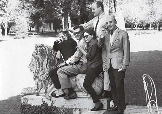  ??  ?? Un león en el bosque de Vicente Casares. Silvina, Enrique Pezzoni, Alejandra Pizarnik, Edgardo Cozarinsky y Manuel Mujica Lainez en octubre de 1965.