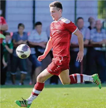  ?? FOTO: LINDEKAMP ?? Jan Schöttler erzielte im Lokalduell in der 26. Minute den Führungstr­effer für Fortuna Millingen.