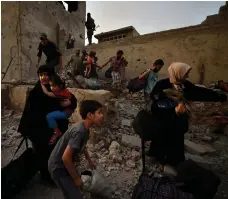  ?? Reuters ?? Iraqi civilians flee fighting in Mosul