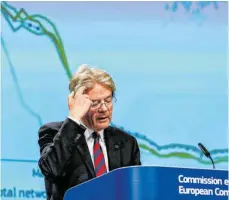  ?? FOTO: DPA ?? EU-Wirtschaft­skommissar Paolo Gentiloni präsentier­t düstere Zahlen.