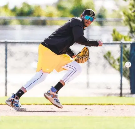  ?? MEG MCLAUGHLIN U-T ?? Padres third baseman Manny Machado fields ground balls during a spring training practice at Peoria Sports Complex on Thursday.