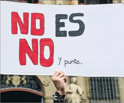  ?? ANDER GILLENEA / AFP ?? Detall d’un dels cartells de la manifestac­ió a Madrid del 21 de juny del 2018