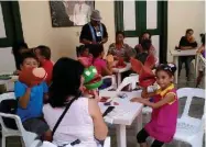  ??  ?? En el taller que impartió el mexicano Federico Cauich, los niños fabricaron sus propios títeres. | foto: Del autor