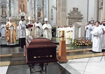  ?? ?? Presidió obispo misa de cuerpo presente en la Catedral Metropolit­ana