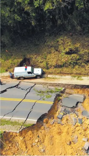  ?? WARREN CAMPOS ?? El 6 de octubre del año pasado la carretera Interameri­cana sur quedó cortada a la altura de La Cangreja, en el kilómetro 37.