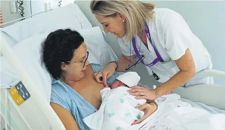  ?? EUROPA PRESS / CARM ?? Una enfermera ayuda a una mujer a atendera su hijo en un hospital de Murcia.