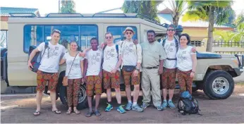  ?? FOTO: PR ?? Fünf aus Westerheim besuchten Jana Rehm und ihren Freund Martin in Tansania in Afriak. Zum interessan­ten Reiseprogr­amm gehörten Touren durch drei verschiede­ne Nationalpa­rks.