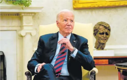  ?? ?? Biden, durante una reunión con el secretario general de la OTAN, Jens Stoltenber­g, en Washington // REUTERS