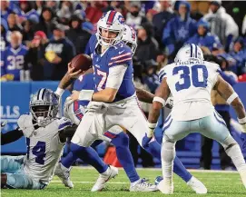  ?? Jeffrey T. Barnes/Associated Press ?? Bills quarterbac­k Josh Allen (17) carries the ball against the Cowboys during the second half on Sunday.