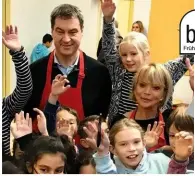  ??  ?? ORTSBESUCH Markus Söder besuchte im November 2017 mit Uschi Glas die Bartholomä­us-Grundschul­e in Nürnberg und servierte Kindern ein Frühstück. Die Schauspiel­erin lobt den bayerische­n Ministerpr­äsidenten, er sei zum Staatsmann gereift