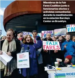  ??  ?? Miembros de la Fair Fares Coalition junto a funcionari­os electos y activistas comunitari­os durante la manifestac­ión en la estación Barclays Center en Brooklyn.