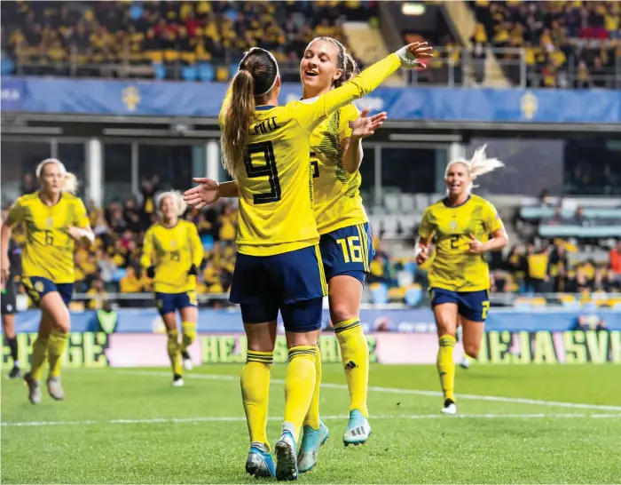  ?? Bild: Daniel Stiller ?? Kosovare Asllani och Julia Zigiotti Olme firar Asllanis 1–0 mål under tisdagens Em-kvalmatch mellan Sverige och Slovakien.