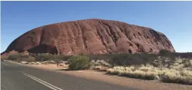  ?? FOTO: HENRIK SAMUELSSON/TT ?? Uluru (Ayers Rock) är känt som ”Australien­s hjärta”. För den som närmar sig med bil tornar klippan upp sig på långt håll.