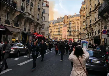  ?? Bild: Privat ?? Stora folksamlin­gar bildades efter att branden i Notre-Dame-katedralen hade börjat.