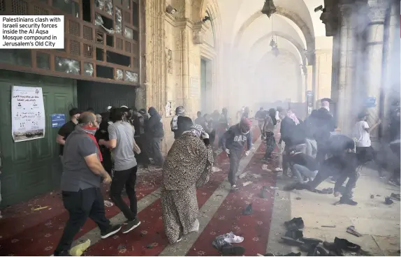  ??  ?? Palestinia­ns clash with Israeli security forces inside the Al Aqsa Mosque compound in Jerusalem’s Old City