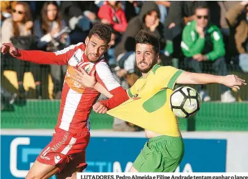  ??  ?? LUTADORES. Pedro Almeida e Filipe Andrade tentam ganhar o lance