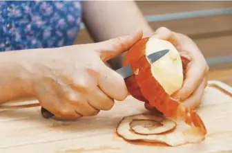  ?? ?? 蘋果皮含有絕大多數的­營養，下次在吃蘋果時記得不­要削皮。(Getty Images)