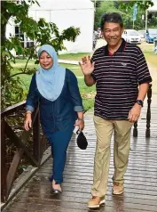  ??  ?? Homely pair: Mohamad Hasan and his wife Raja Datin Seri Salbiah Tengku Nujumuddin arriving at his ops centre in Kg Tanjung, Rantau.