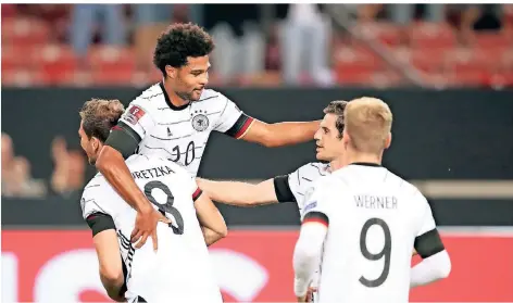  ?? FOTO: TOM WELLER/DPA ?? Serge Gnabry (2.v.l) jubelt zusammen mit Leon Goretzka (l), Jonas Hofmann (2.v.r) und Timo Werner nach seinem Treffer zum 2:0.