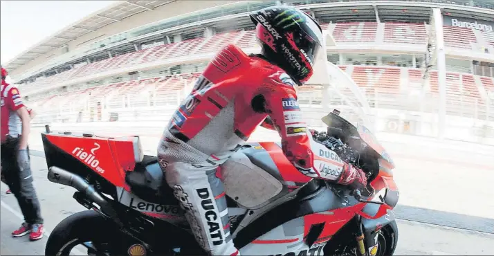  ?? FOTO: PEP MORATA ?? Jorge Lorenzo y las soluciones de Ducati para mejorar su posición sobre la Desmosedic­i GP18. En el test MotoGP del circuit de Barcelona-Catalunya estuvieron trabajando en solucionar el problema del mallorquín