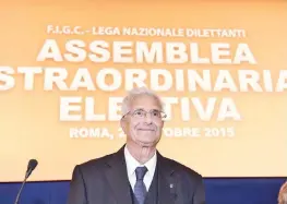  ??  ?? Antonio Cosentino, 75 anni, catanzares­e, riceve l’applauso dell’assemblea che lo ha eletto