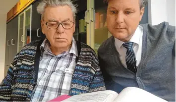  ?? Fotos: Alexander Kaya, Jörg Heinzle ?? Taxifahrer Rudolf W., 80, mit seinem Anwalt Michael Weiss. Weil er als Geisterfah­rer einen schweren Unfall verursacht hat, ist er bereit, seinen Führersche­in freiwillig abzugeben.