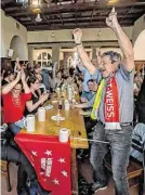  ?? BILDER: SN/CHRIS HOFER ?? Nach dem 2:0 war die Welt für Johann Kainz (mit Fanschal und Fahne) und 150 weitere BullenFans noch in Ordnung (Bild links oben). Am Ende jubelten die Franzosen im Müllner Bräu (großes Bild). Am Nachmittag zogen rund 500 Marseille-Fans mit bengalisch­en...